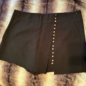 ZARA Ladies Black Dress Shorts Skort M Side Zipper Pearl Button Decor As New